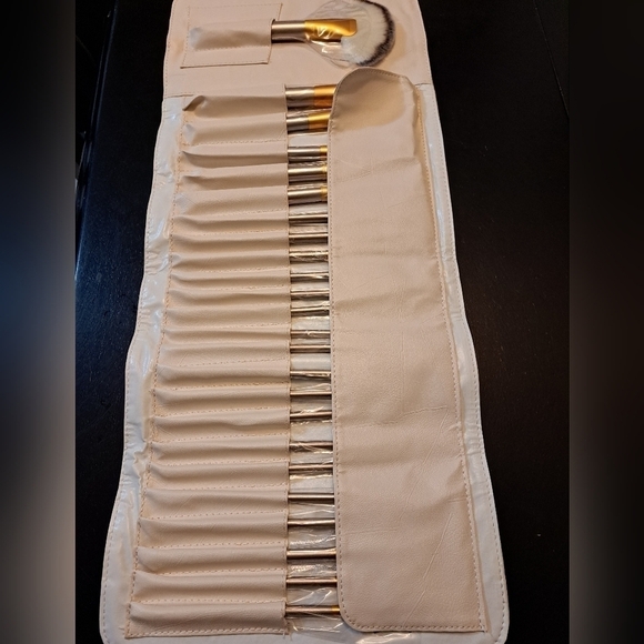 24 Piece Makeup Brushes In A Folding Carrying Case - Picture 4 of 10